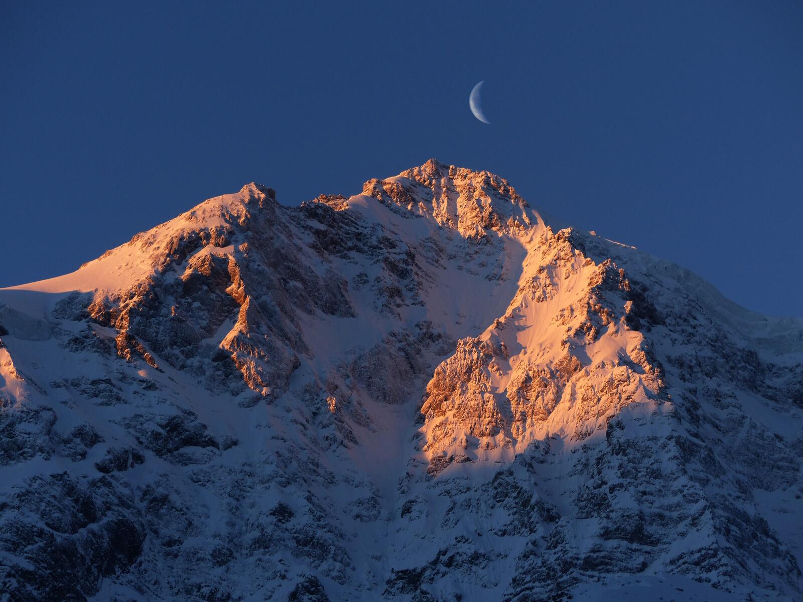 Бесплатное фото Снежная гора на закате