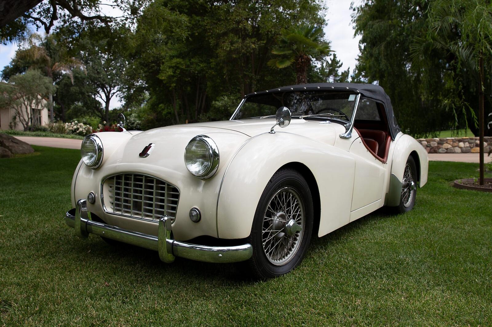 Free photo White triumph tr3 with soft roof