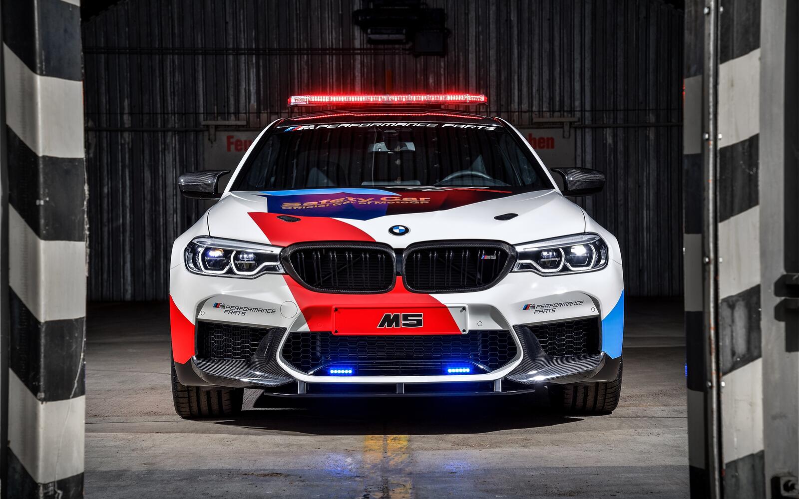 Free photo Bmw m5 in police paint with flashing lights