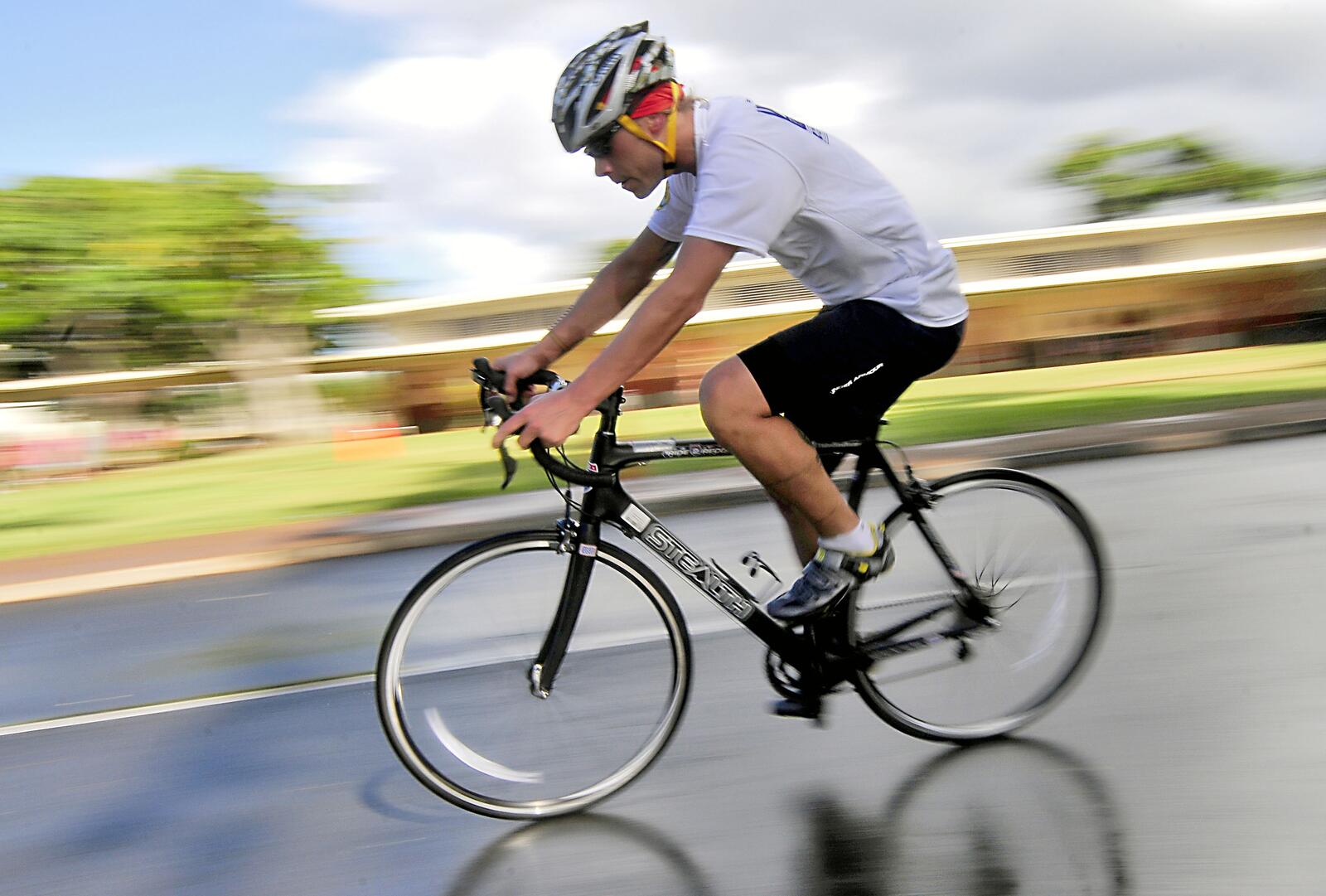 免费照片一名运动员骑着自行车在路上行驶