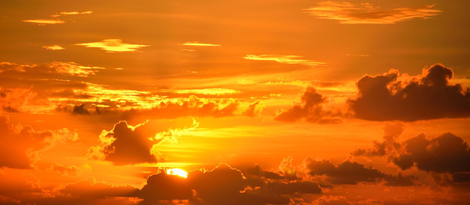 免费照片琥珀色天空中的美丽夕阳与云彩