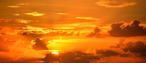 琥珀色天空中的美丽夕阳与云彩
