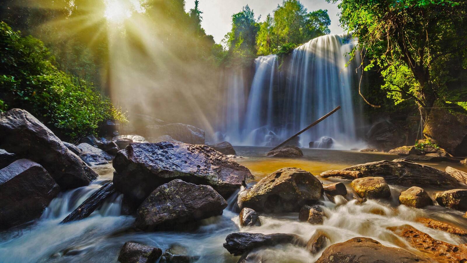 Бесплатное фото Сказочный дикий водопад в джунглях