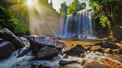 Сказочный дикий водопад в джунглях