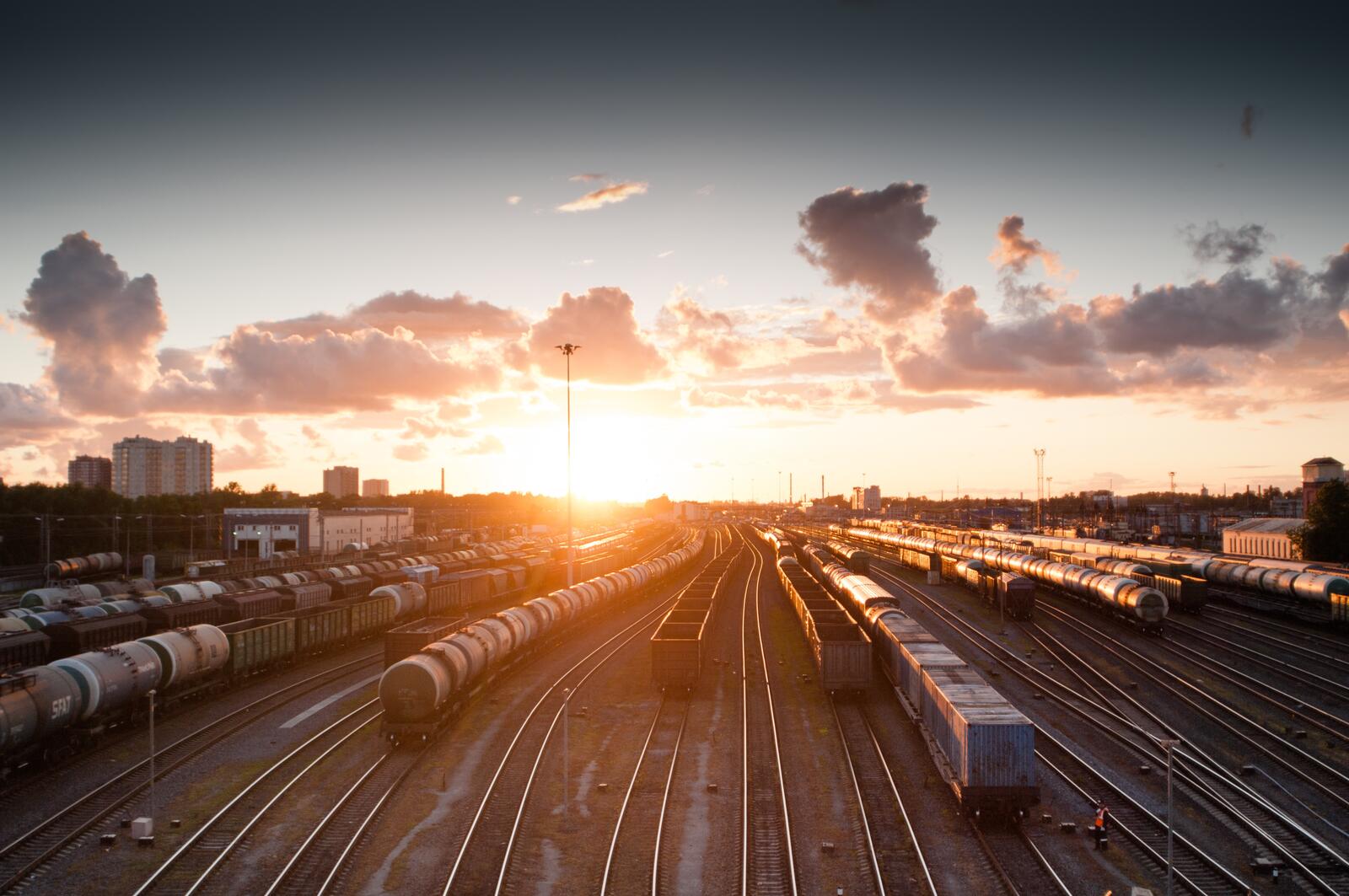 Бесплатное фото Рассвет на железнодорожных путях у вокзала