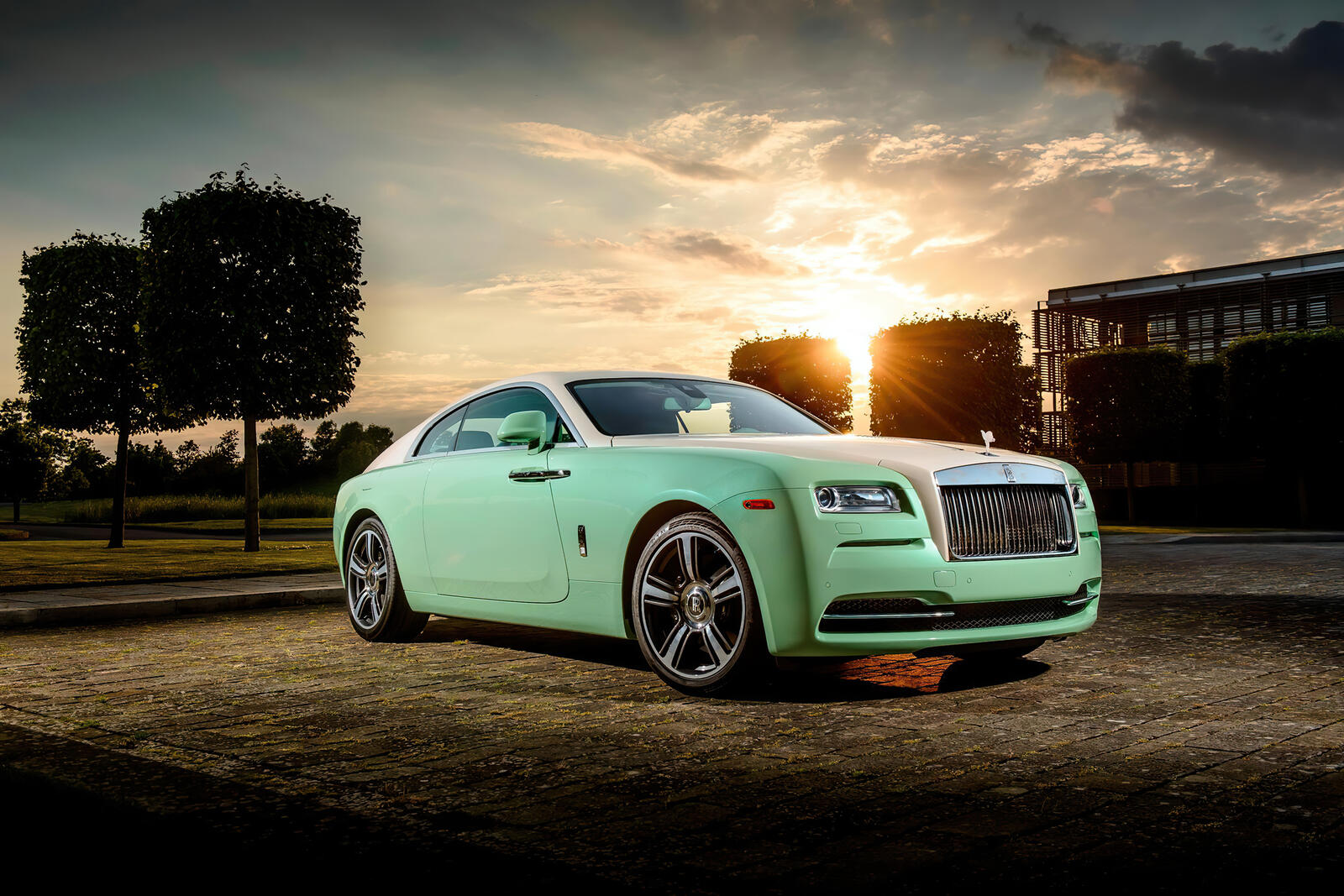 Free photo Rolls Royce Wraith in an unusual color.