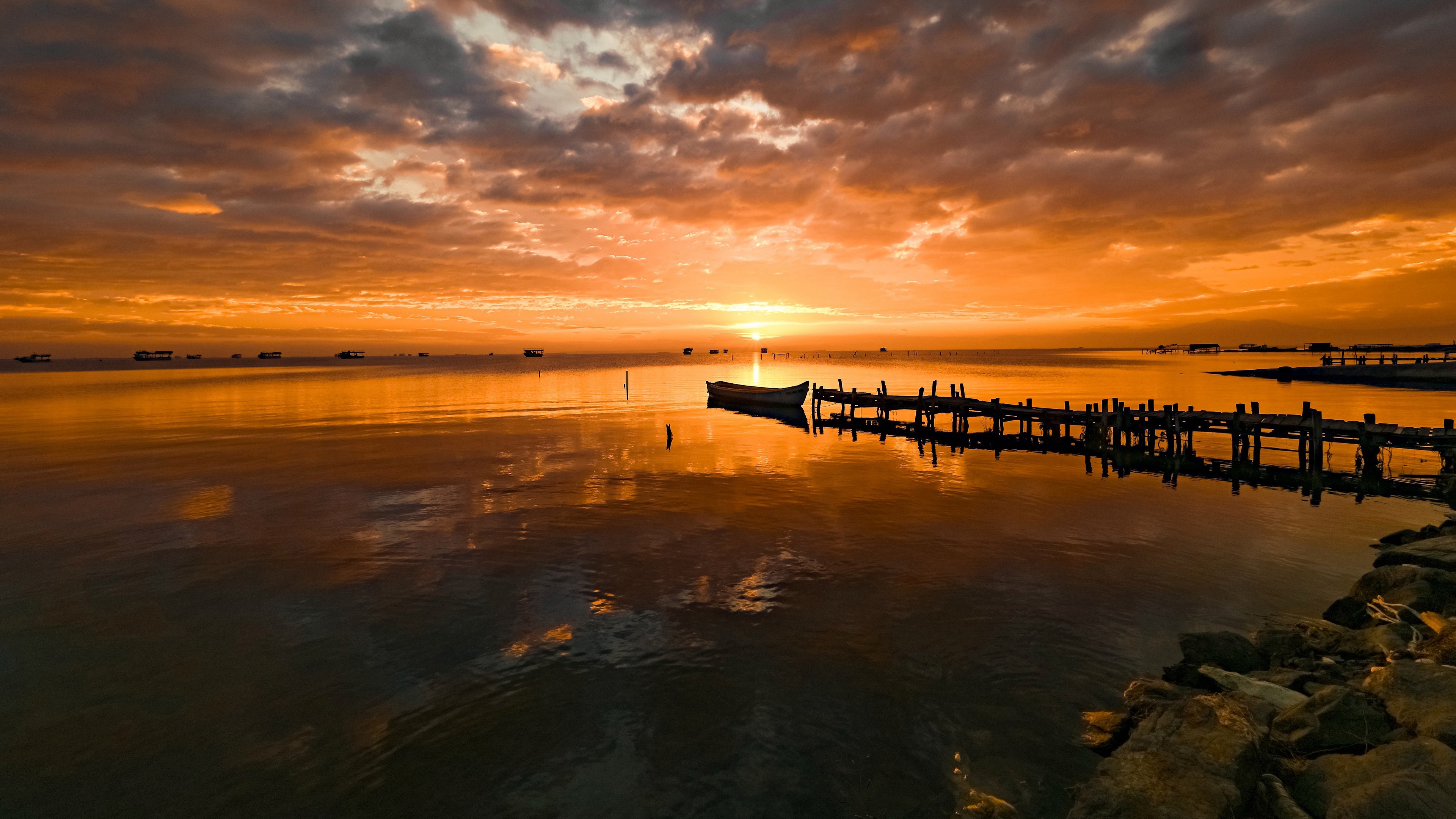 免费照片美丽的海上夕阳与码头上的船只