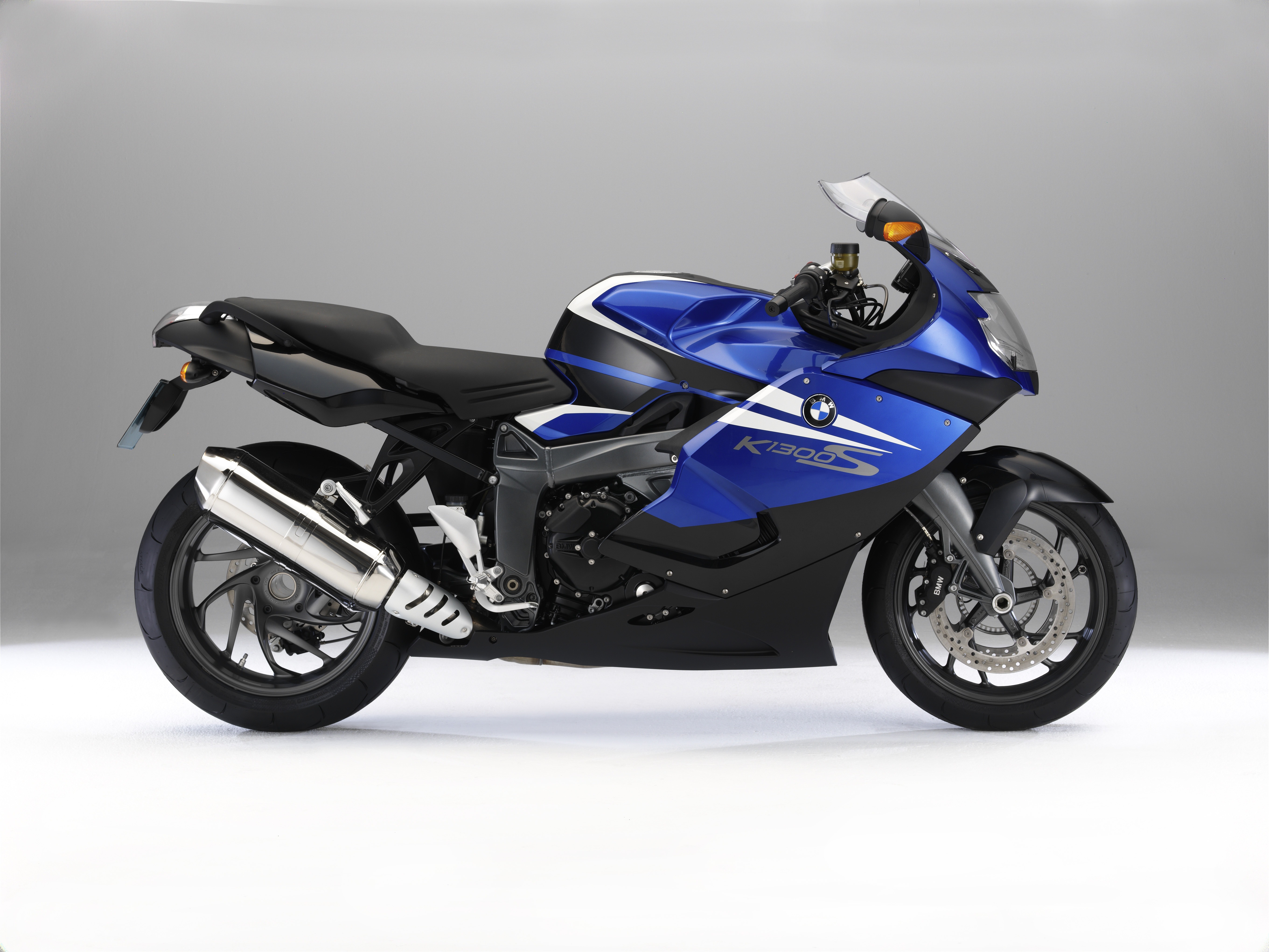 Бесплатное фото Шоссейный мотоцикл BMW синего цвета