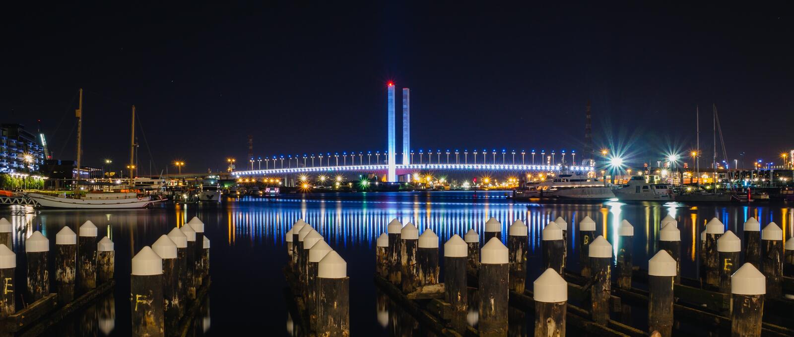 Free photo View of the illuminated bridge over the river at night