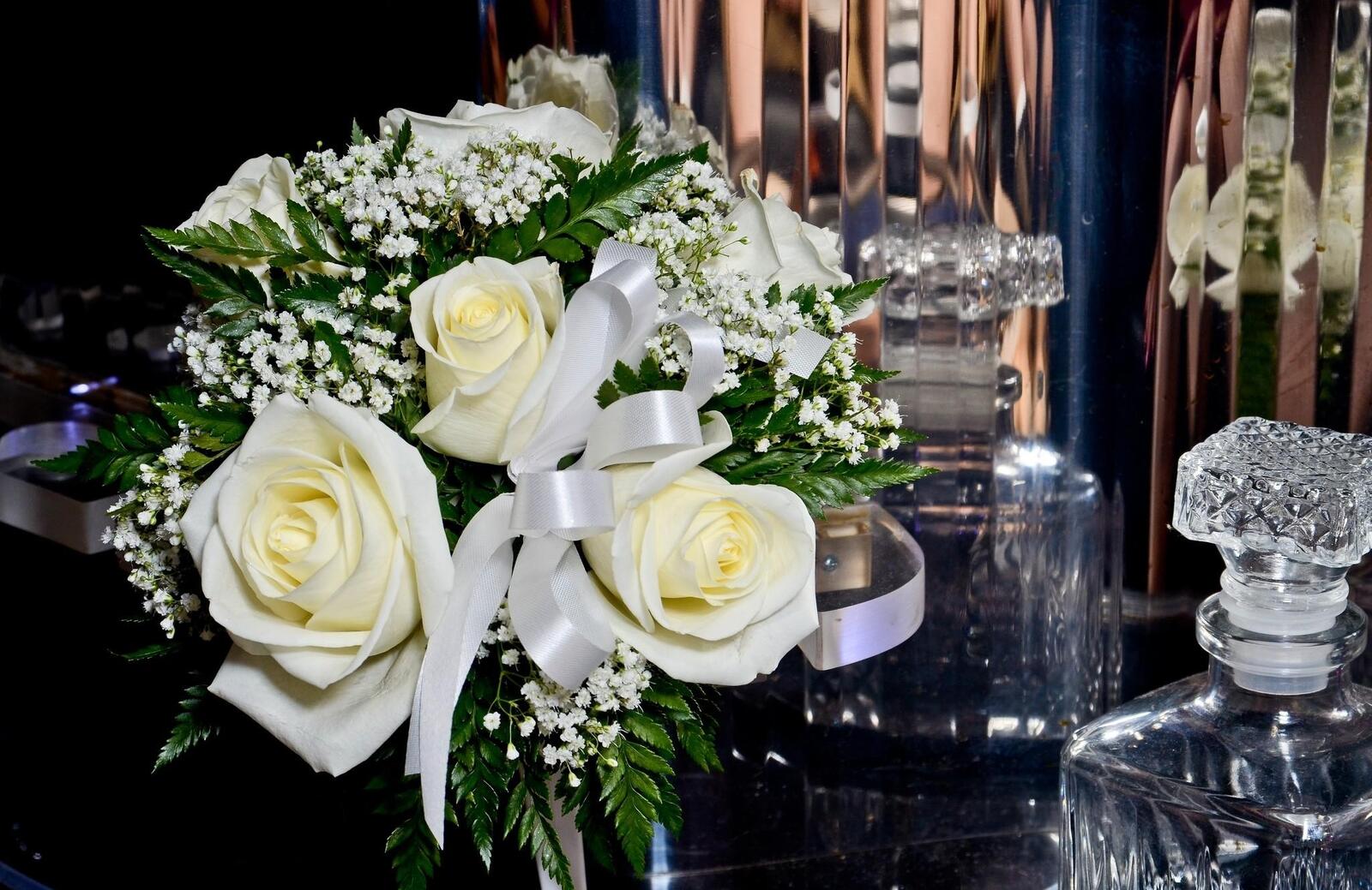 Бесплатное фото Обои с красивым свадебным букетом из белых роз