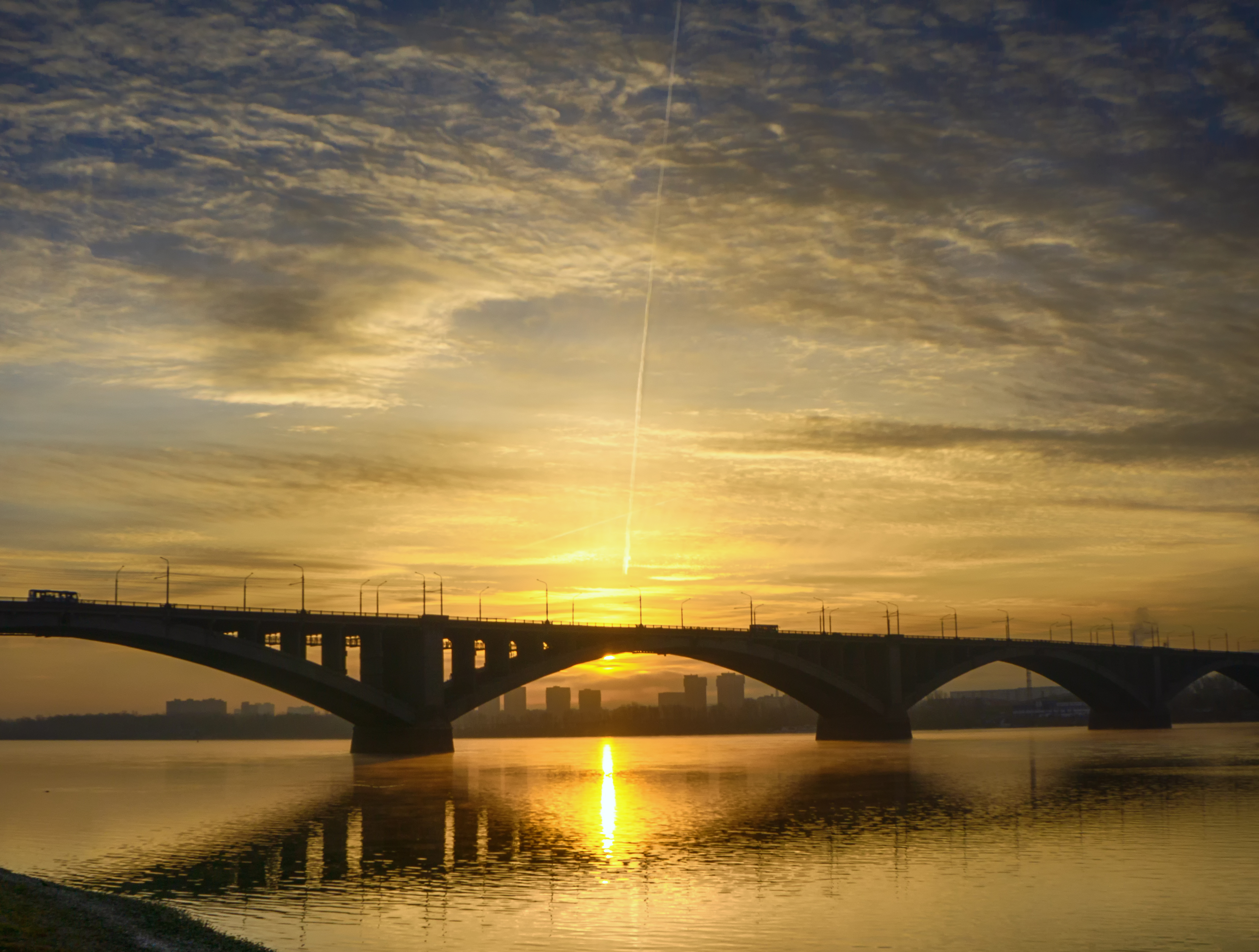 叶尼塞河上的金色黎明