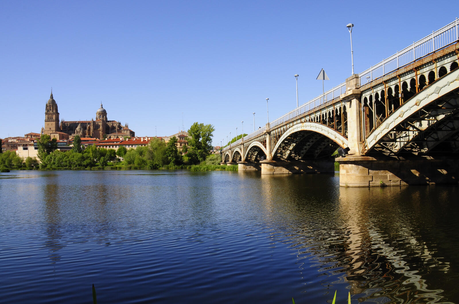 Бесплатное фото Мост через реку в Испании