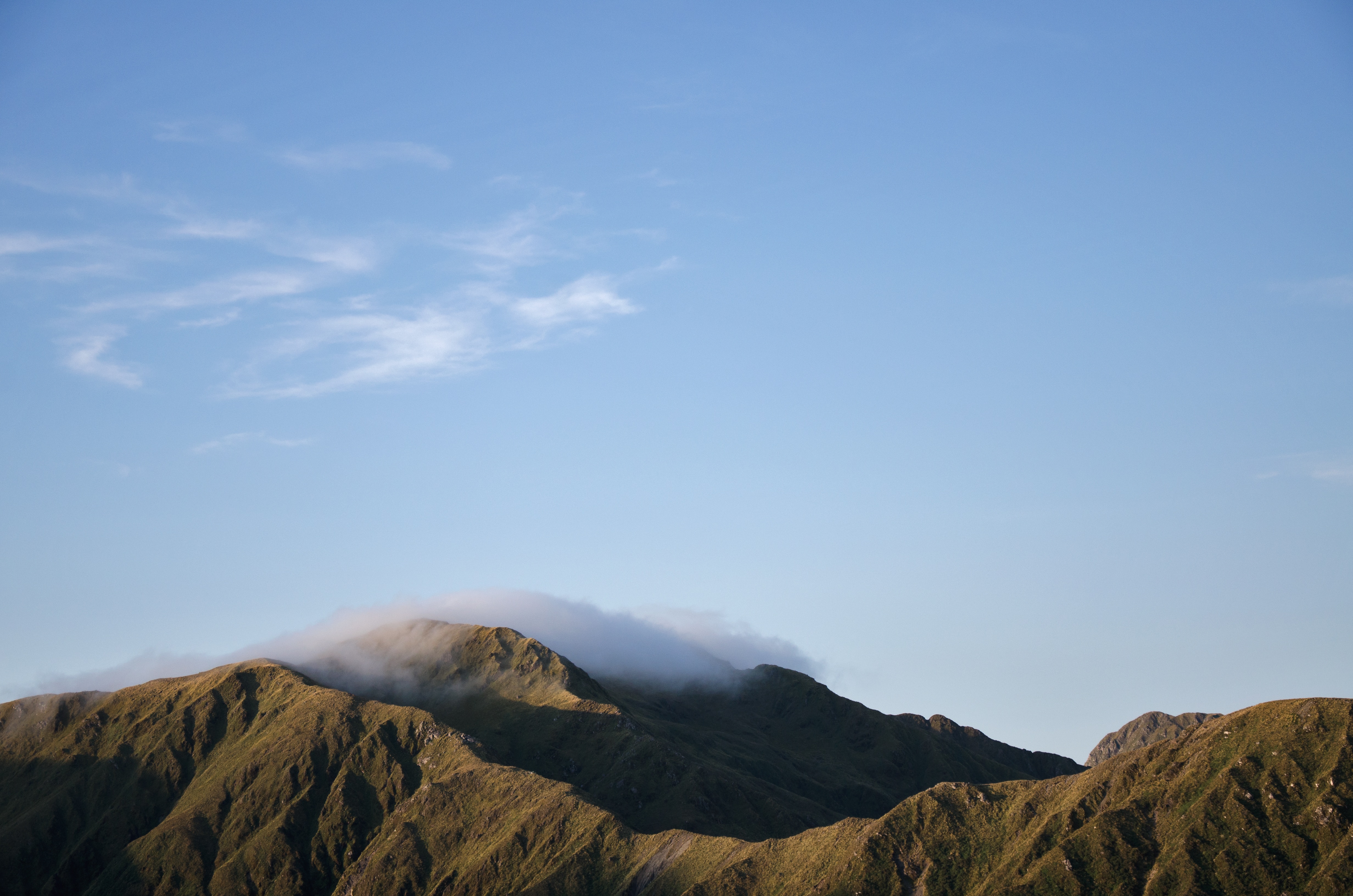 Бесплатное фото Вершины гор в тумане