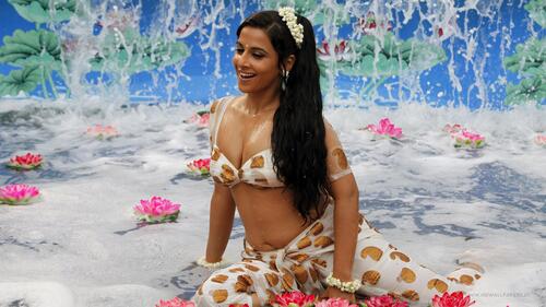 Индийская знаменитость Видья Балан в бассейне