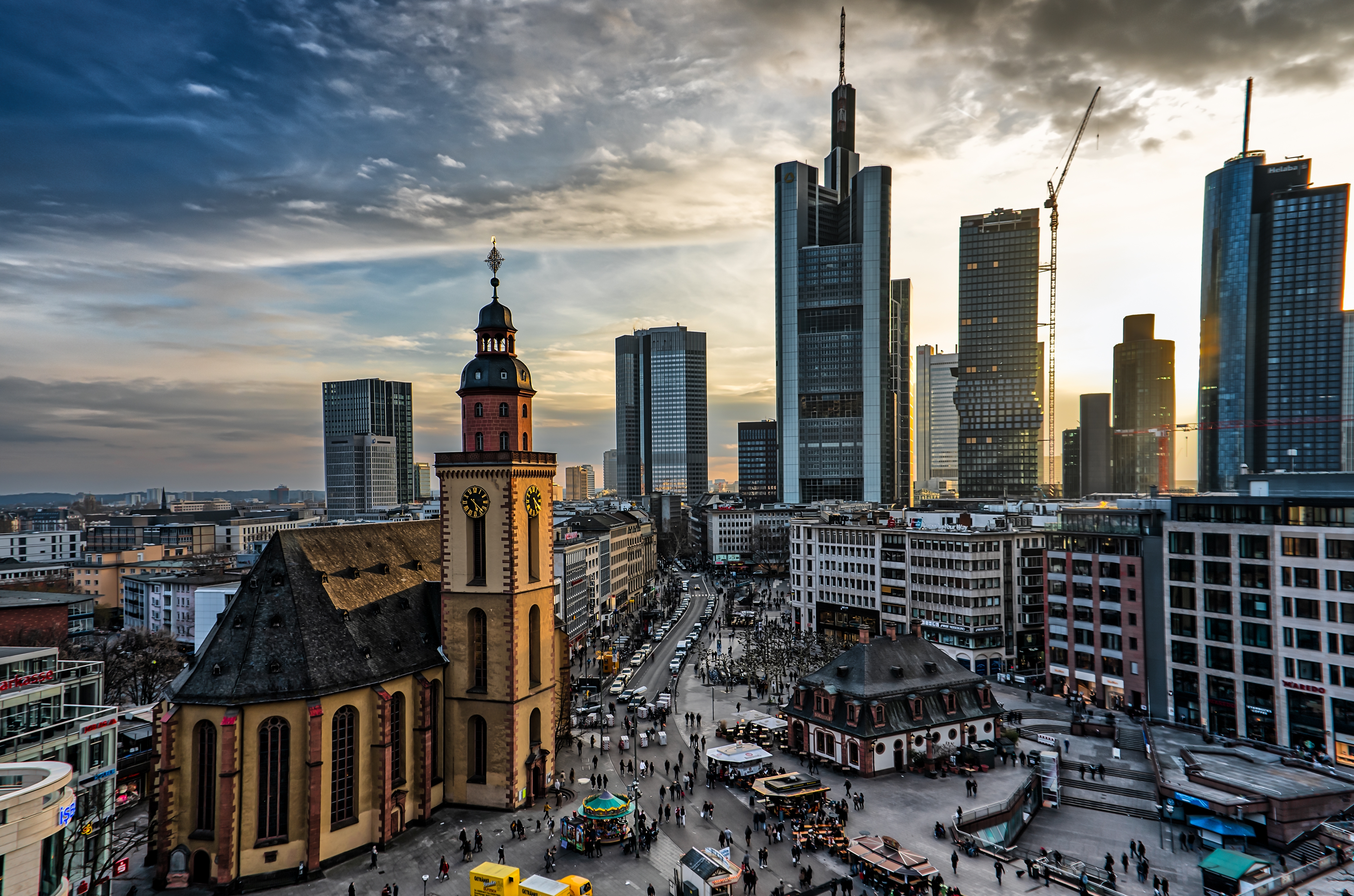 Бесплатное фото Часовая башня в центре города в Германии