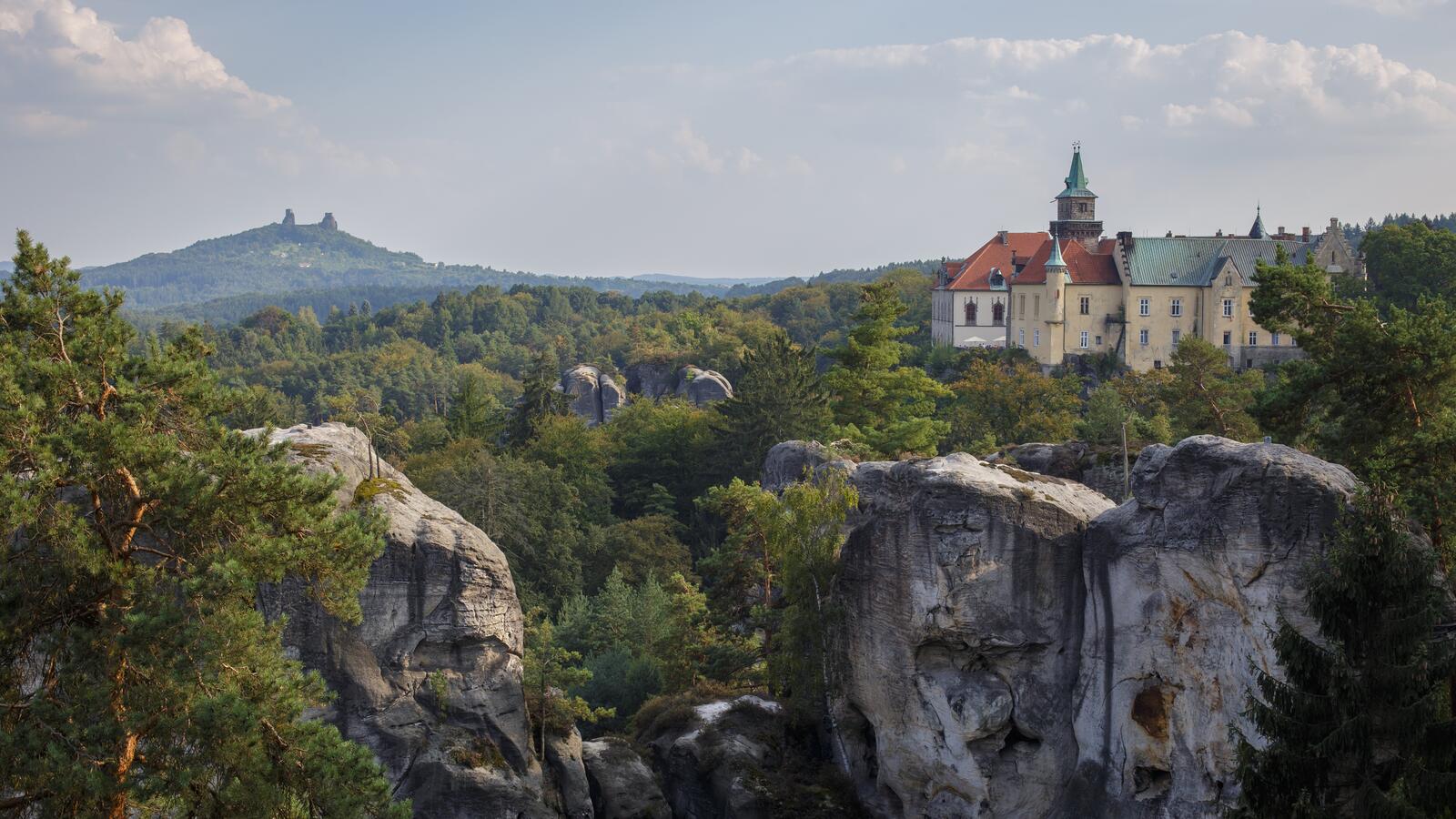 Free photo A palace on the edge of a cliff in the Czech Republic