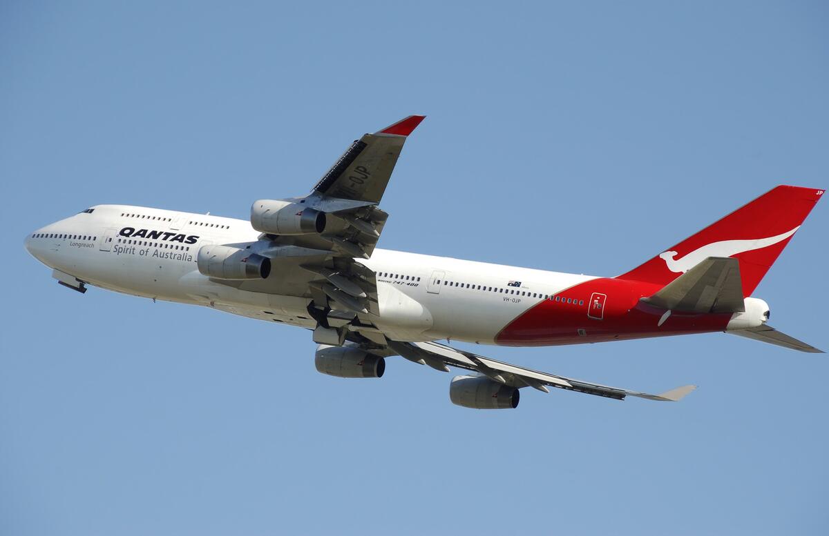 Боинг 747 набирает высоту