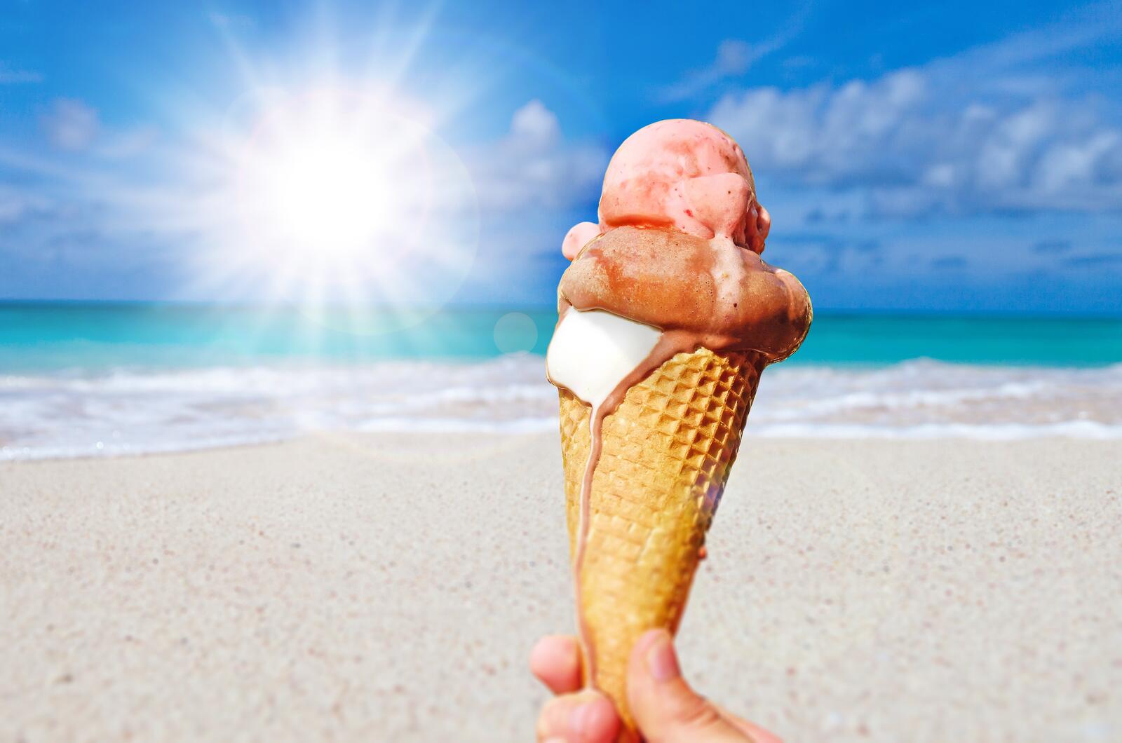 Бесплатное фото Мороженка в рожке на фоне моря