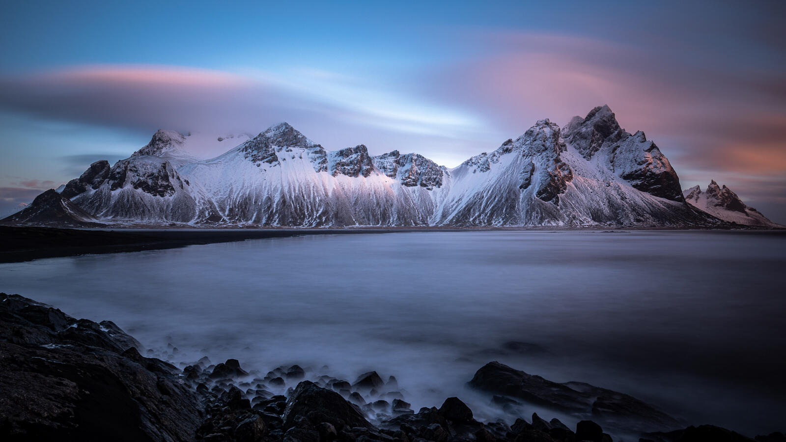 免费照片冰岛山区的一个湖泊