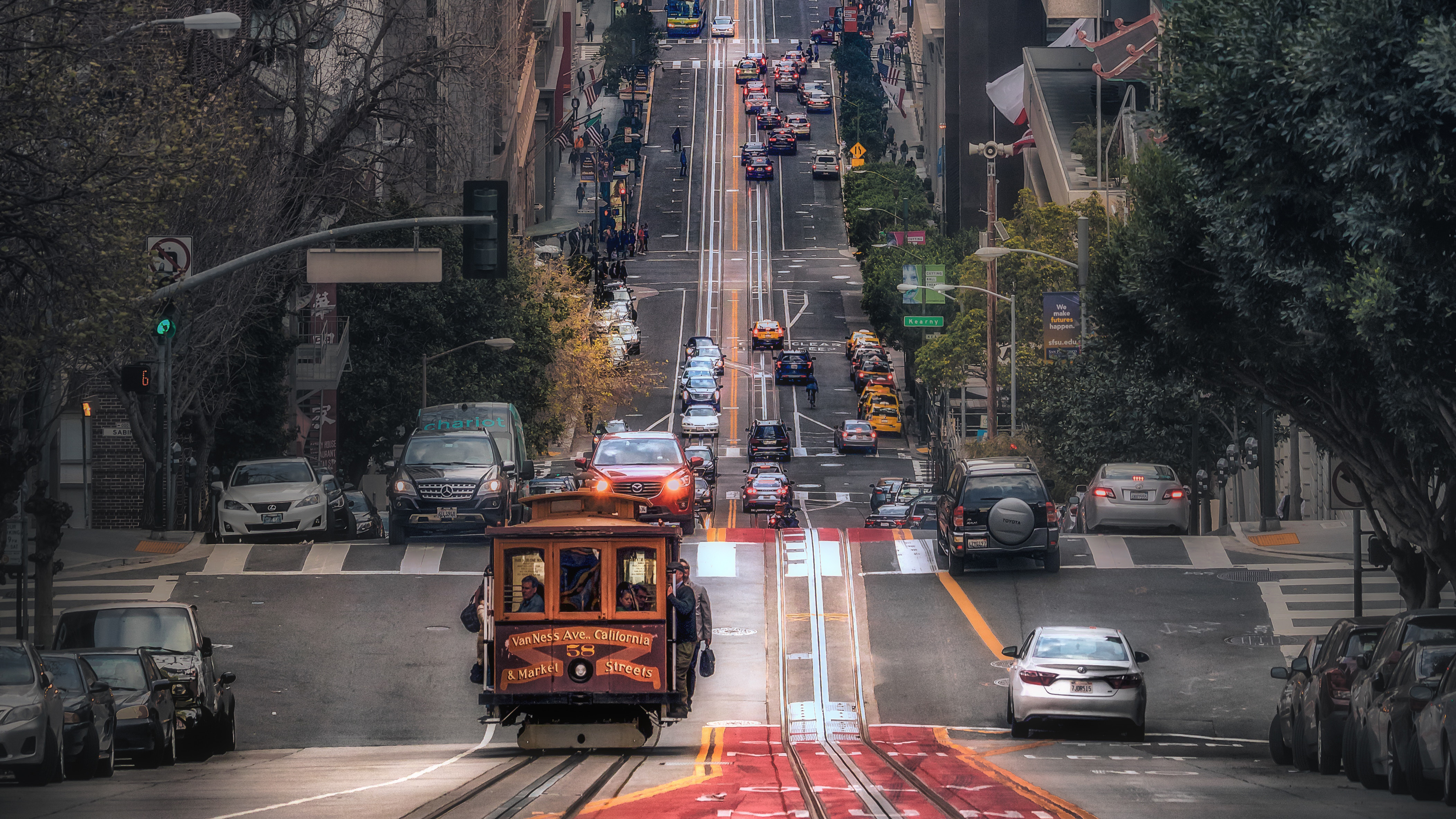 Free photo A streetcar runs through the streets of San Francisco