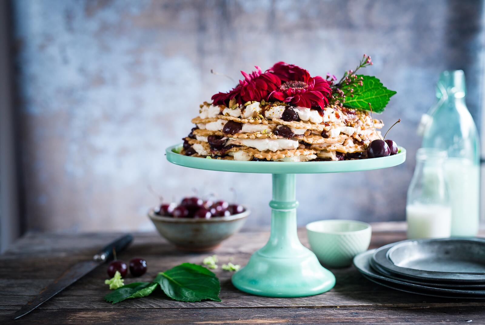Бесплатное фото Вафельный торт украшенный цветами