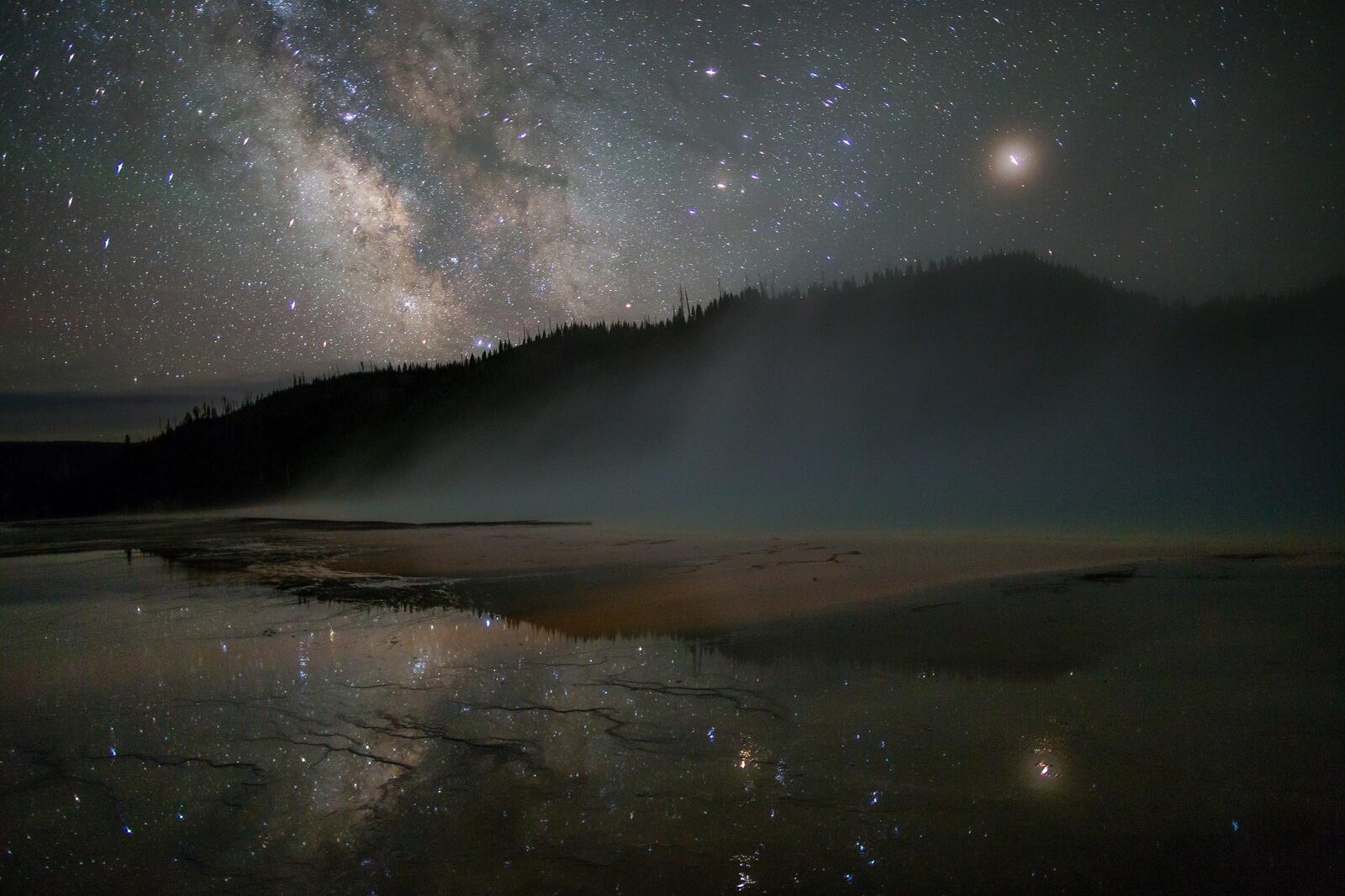 Free photo Beautiful Starry sky with a reflection in the water