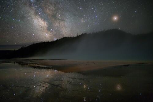 Красивая Звёздное небо с отражением в воде