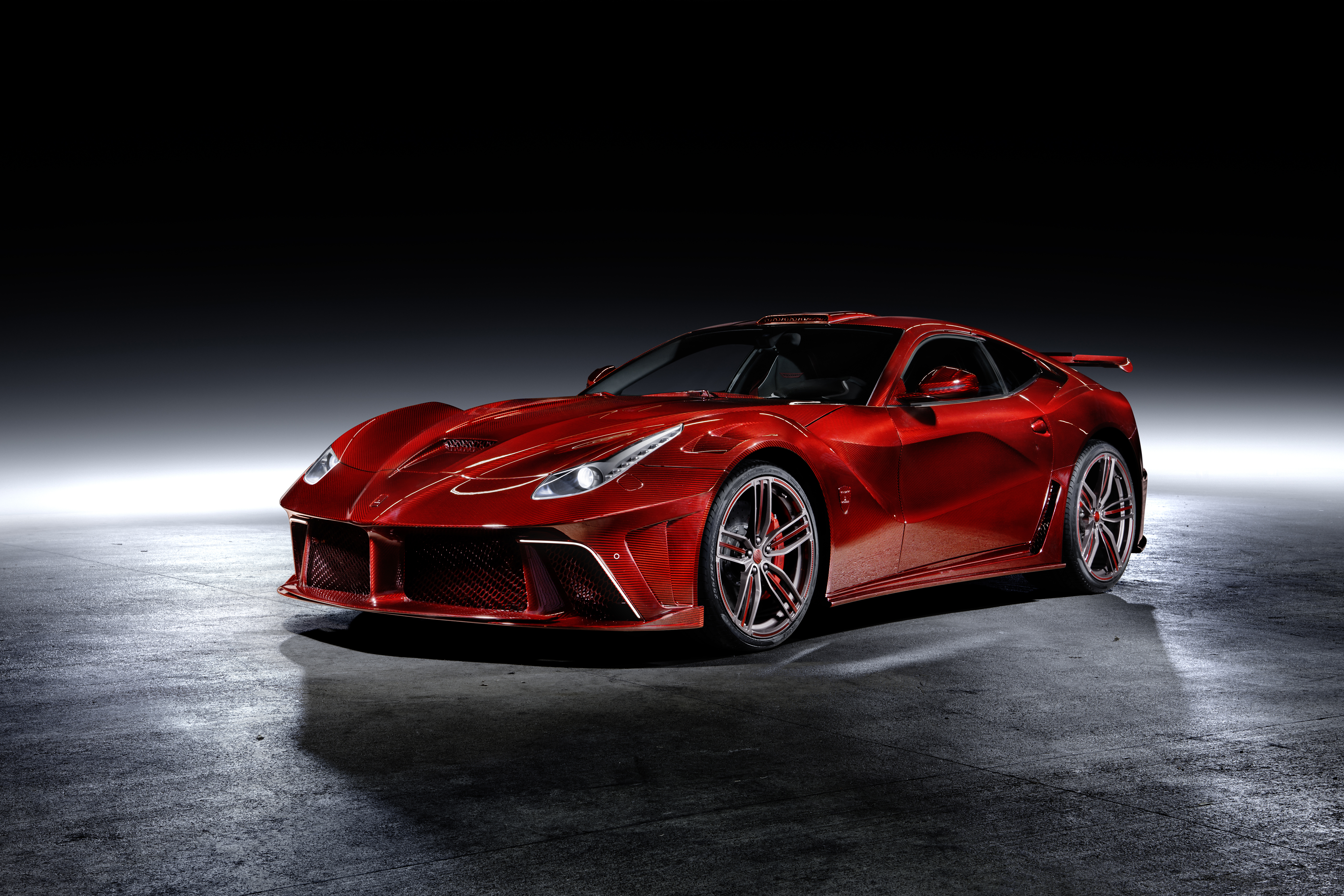Красная Ferrari f12 в темном помещении