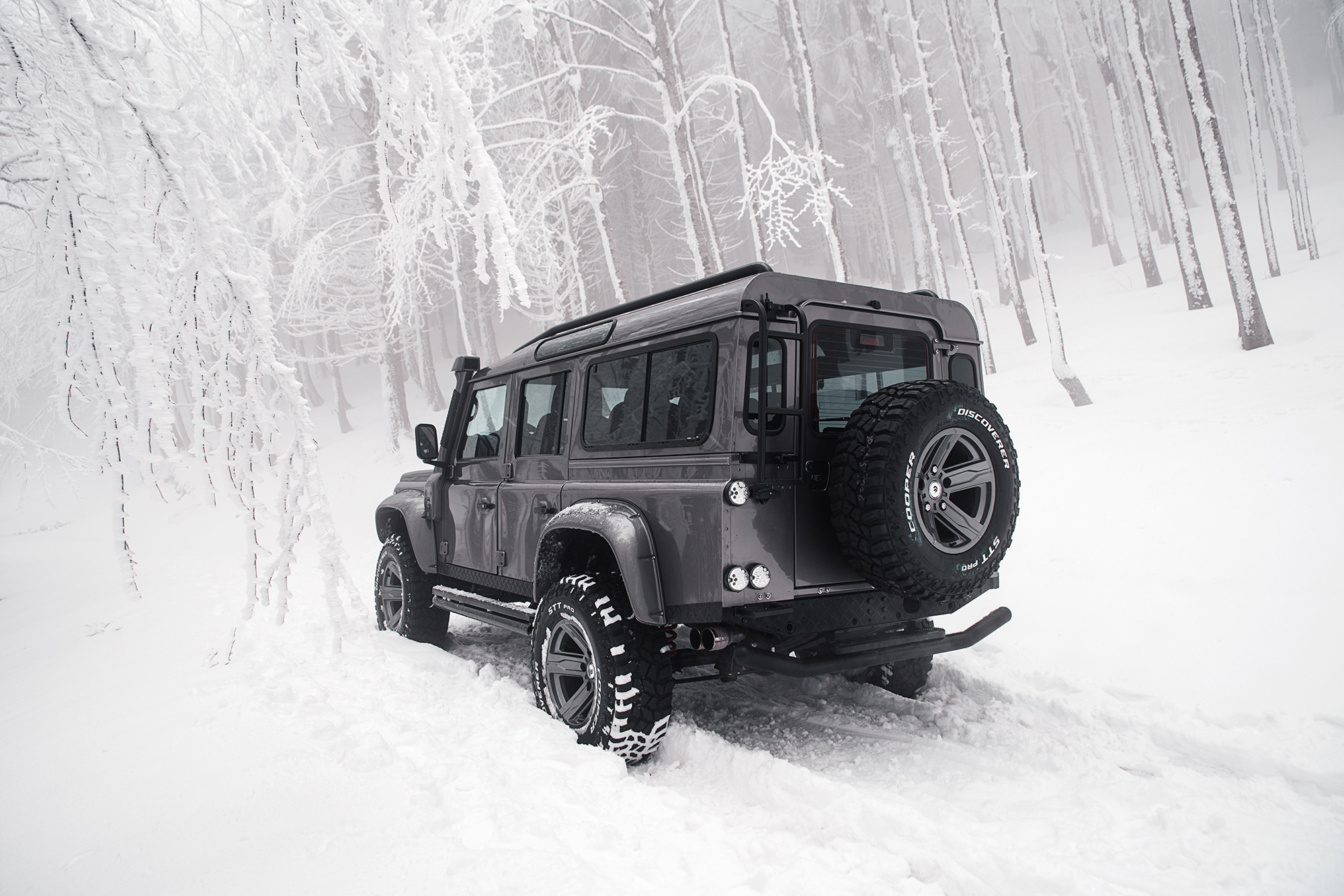 Free photo Land rover defender 2018 in winter weather