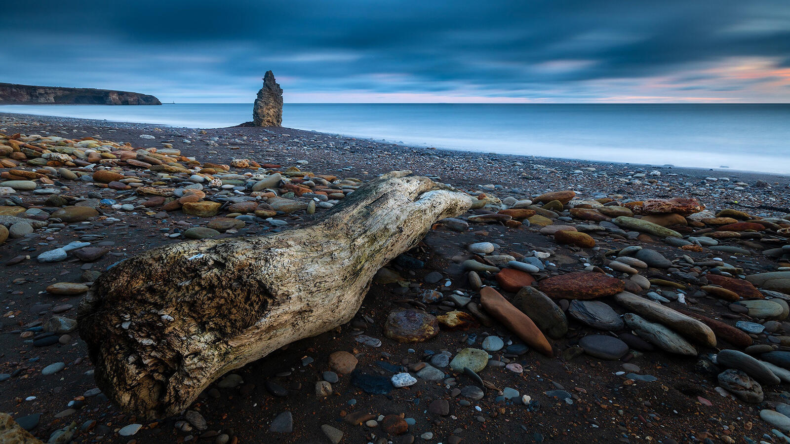 Free photo Paleno lies on a rocky seashore