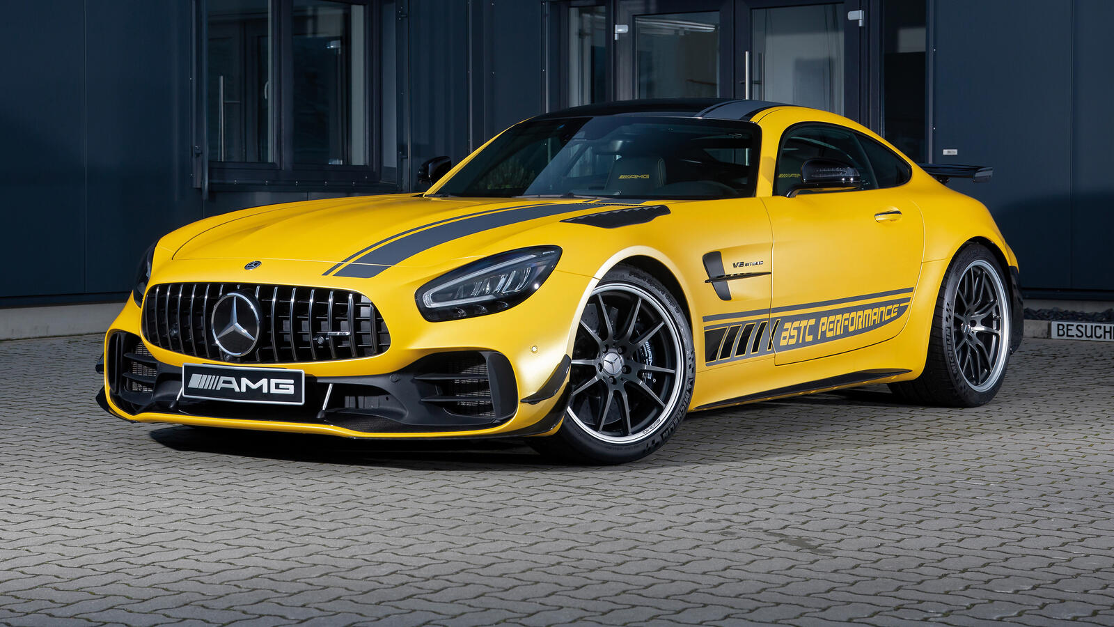 Бесплатное фото Mercedes-AMG GT R PRO 2022 года в желтом цвете