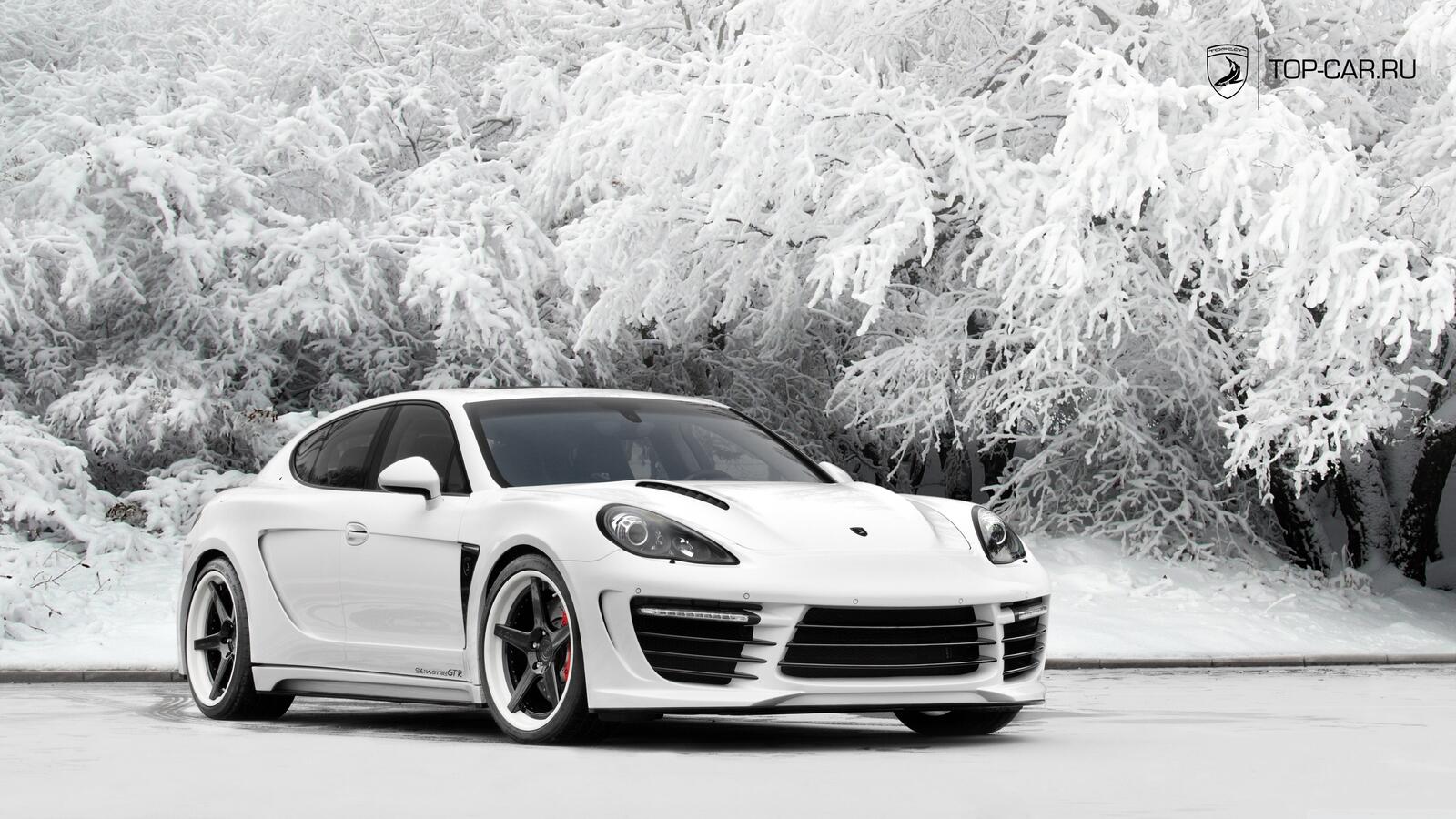 Бесплатное фото Белый Porsche Panamera в необычном тюнинге на дисках vossen
