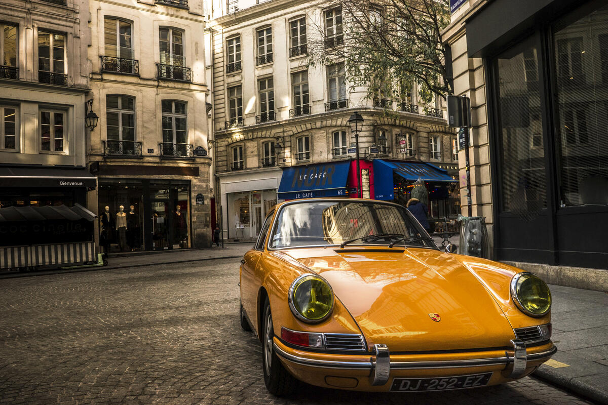 Старинный желтый Porsche на улицах Парижа