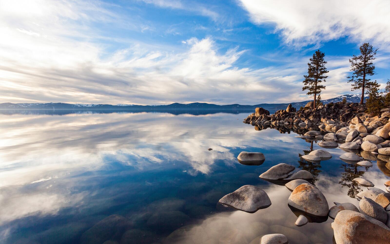Бесплатное фото Спокойный каменный берег на озере