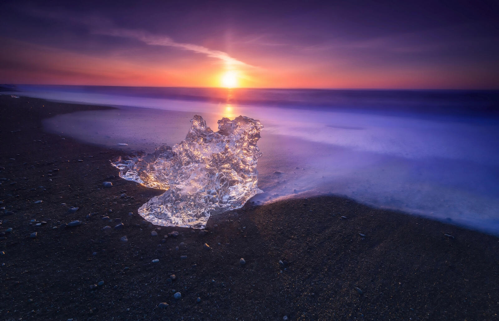 Бесплатное фото Льдина на берегу моря