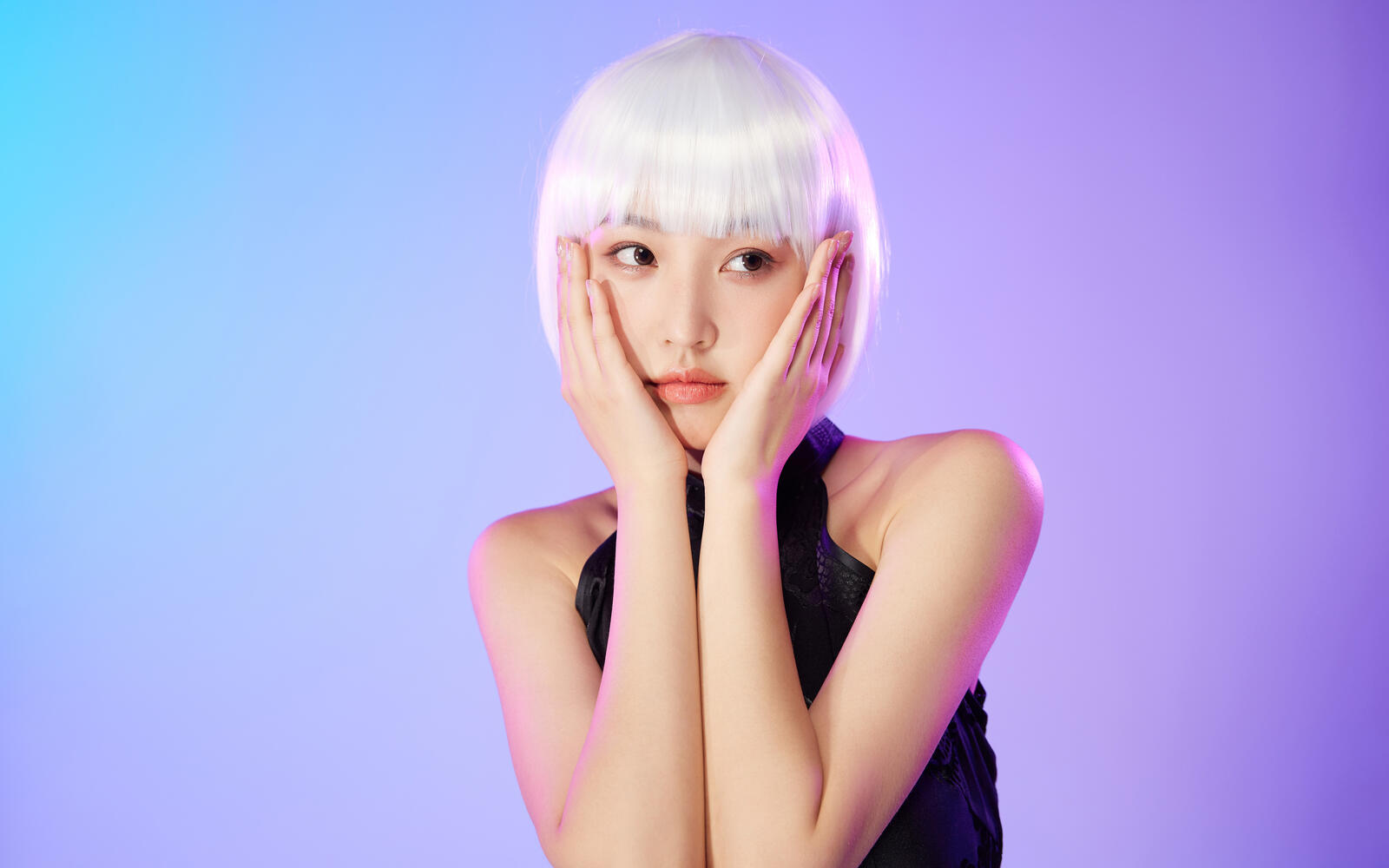 Бесплатное фото Азиатская девушка с короткой стрижкой и белыми волосами