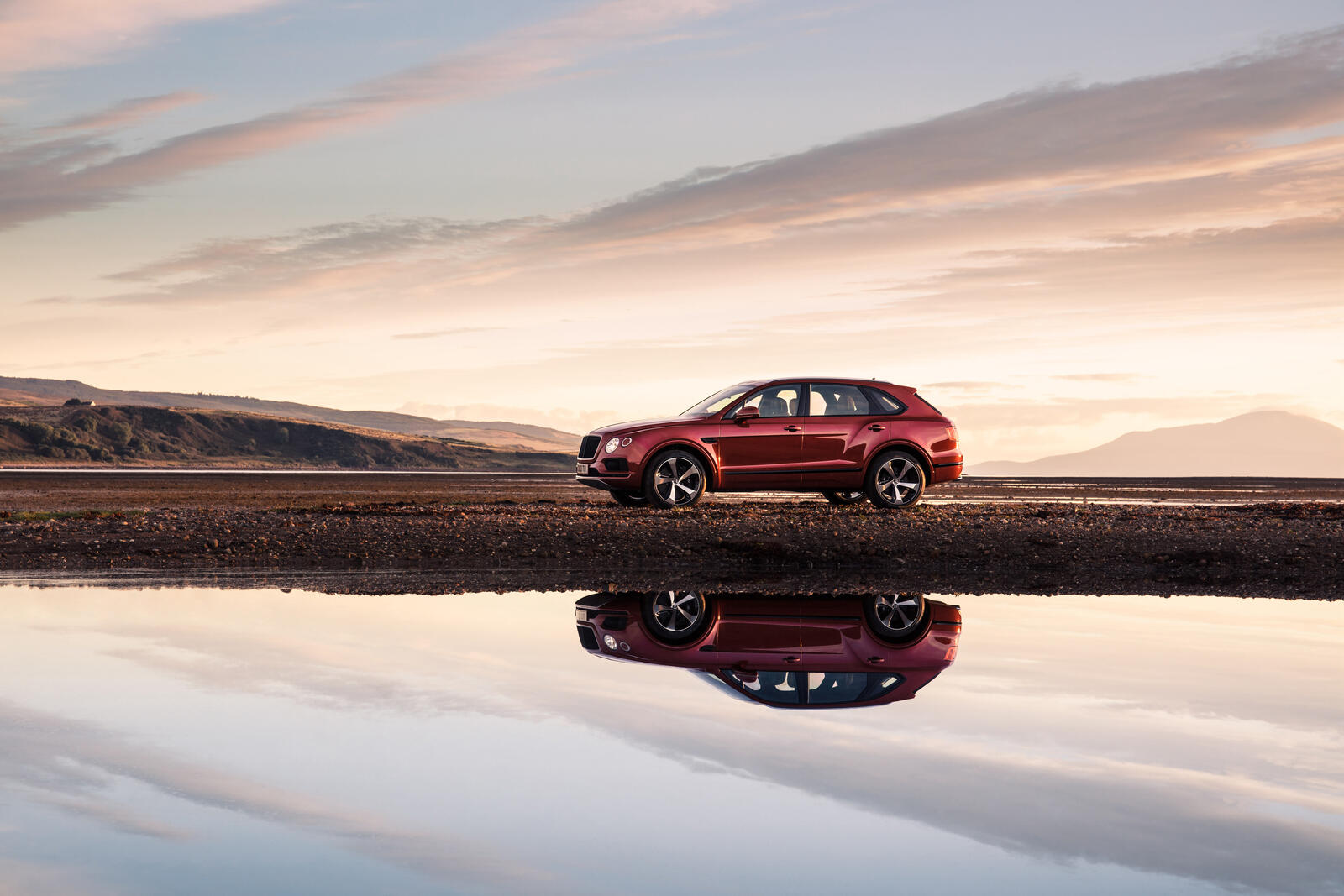 Free photo The red 2018 Bentley Bentayga is reflected in the water