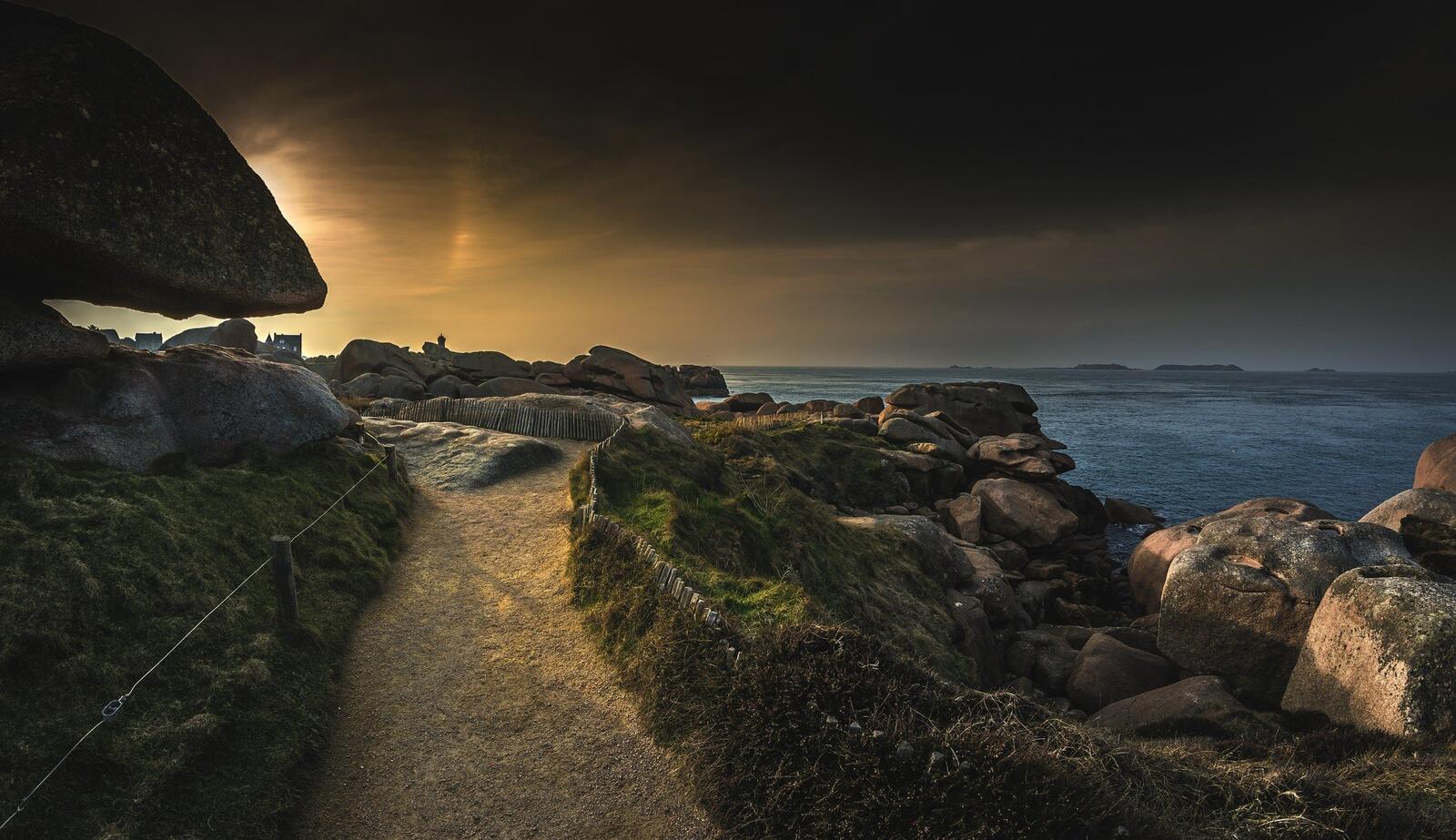 Бесплатное фото Тропа вдоль берега моря во время заката