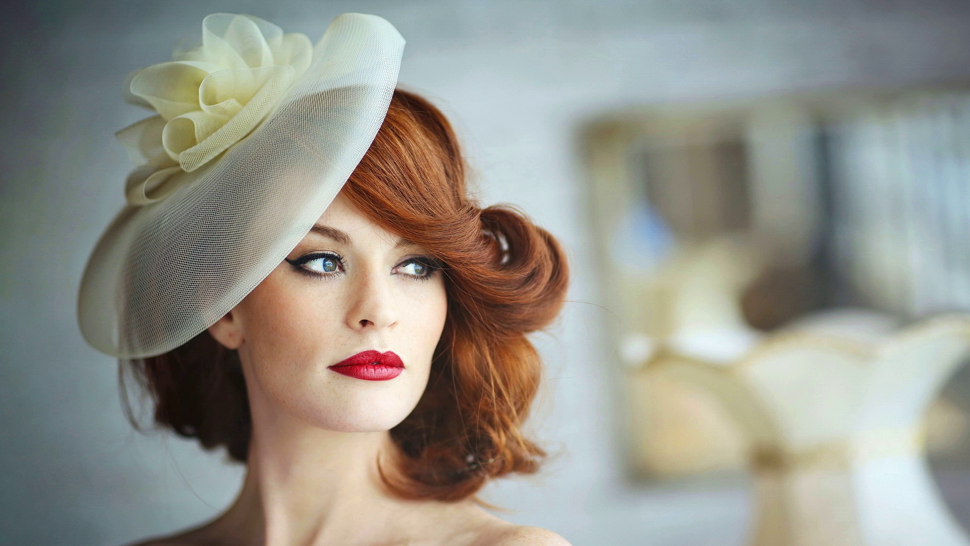 Free photo Redheaded girl in a hat