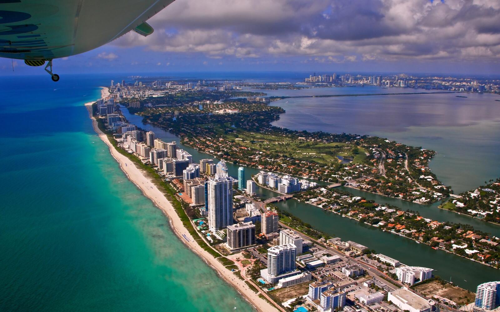 Free photo A view of Miami from an airplane