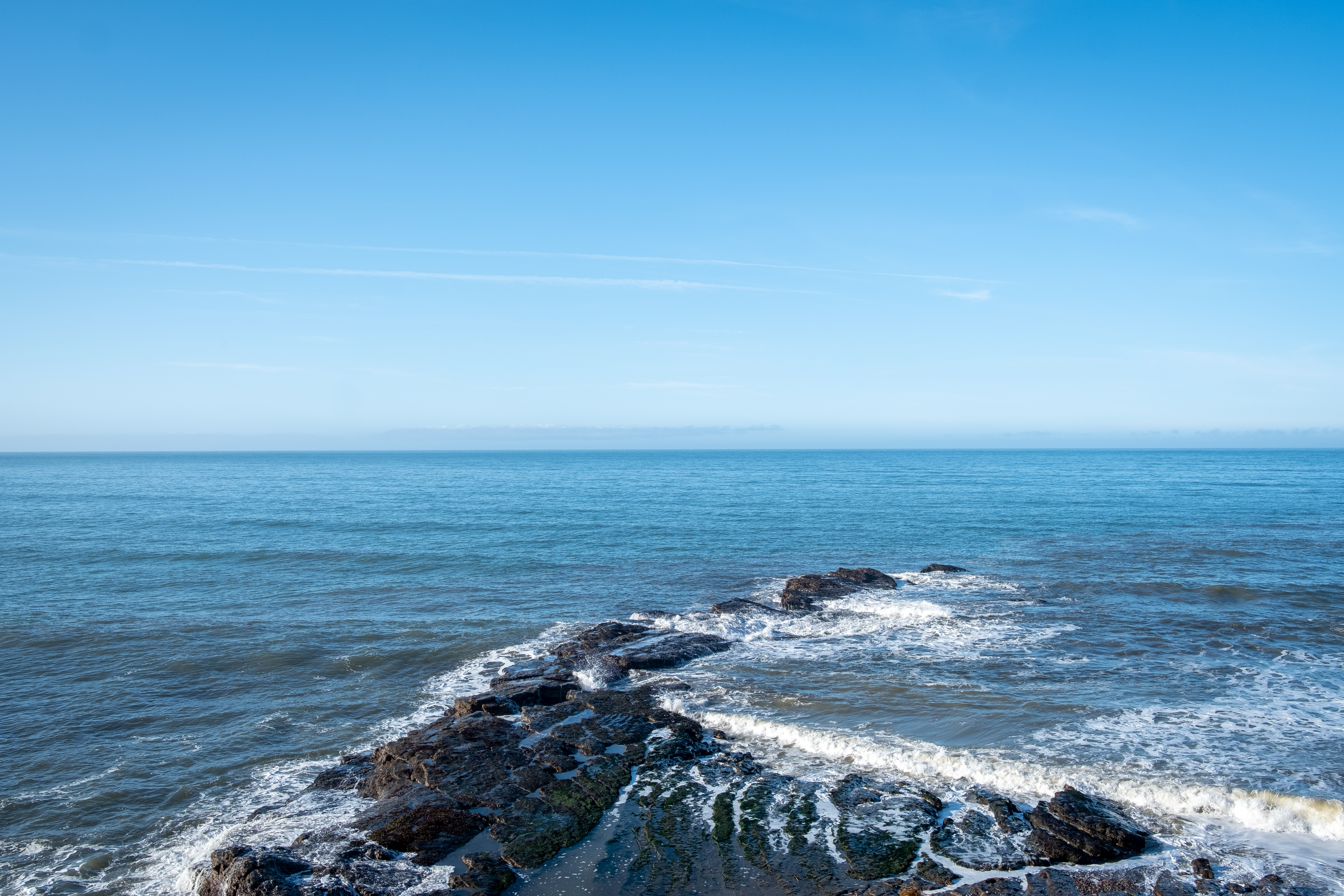 Бесплатное фото Скала на берегу моря уходит в воду