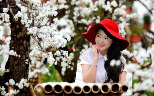 Девушка в красной шляпе азиатской внешности