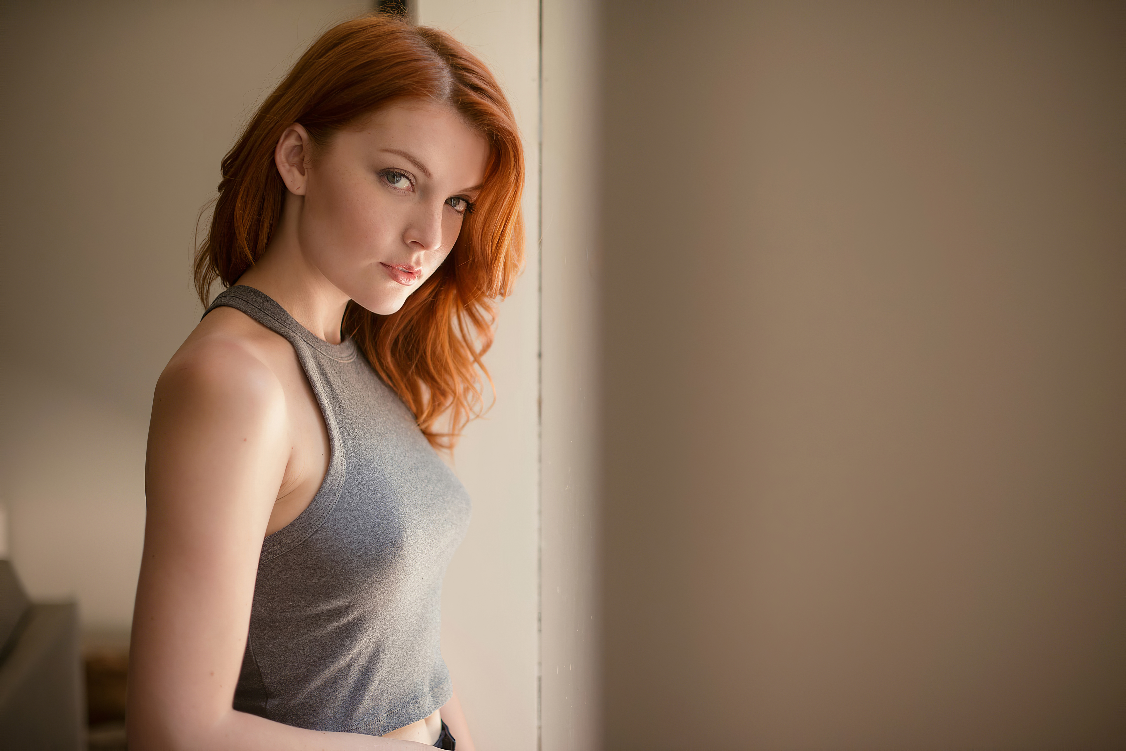 Free photo Red-haired girl in a gray T-shirt