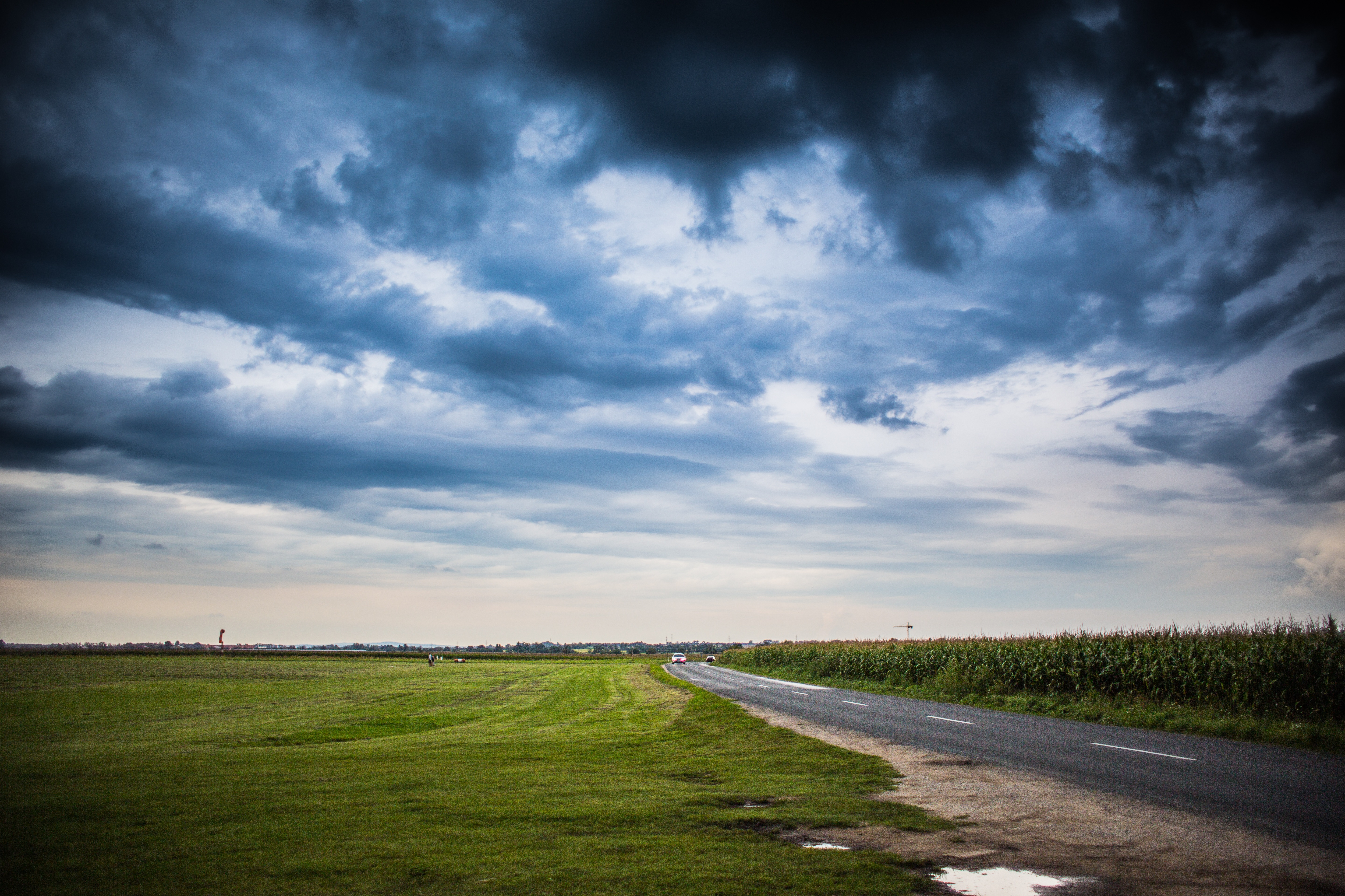 Бесплатное фото Тучи над полем кукурузы