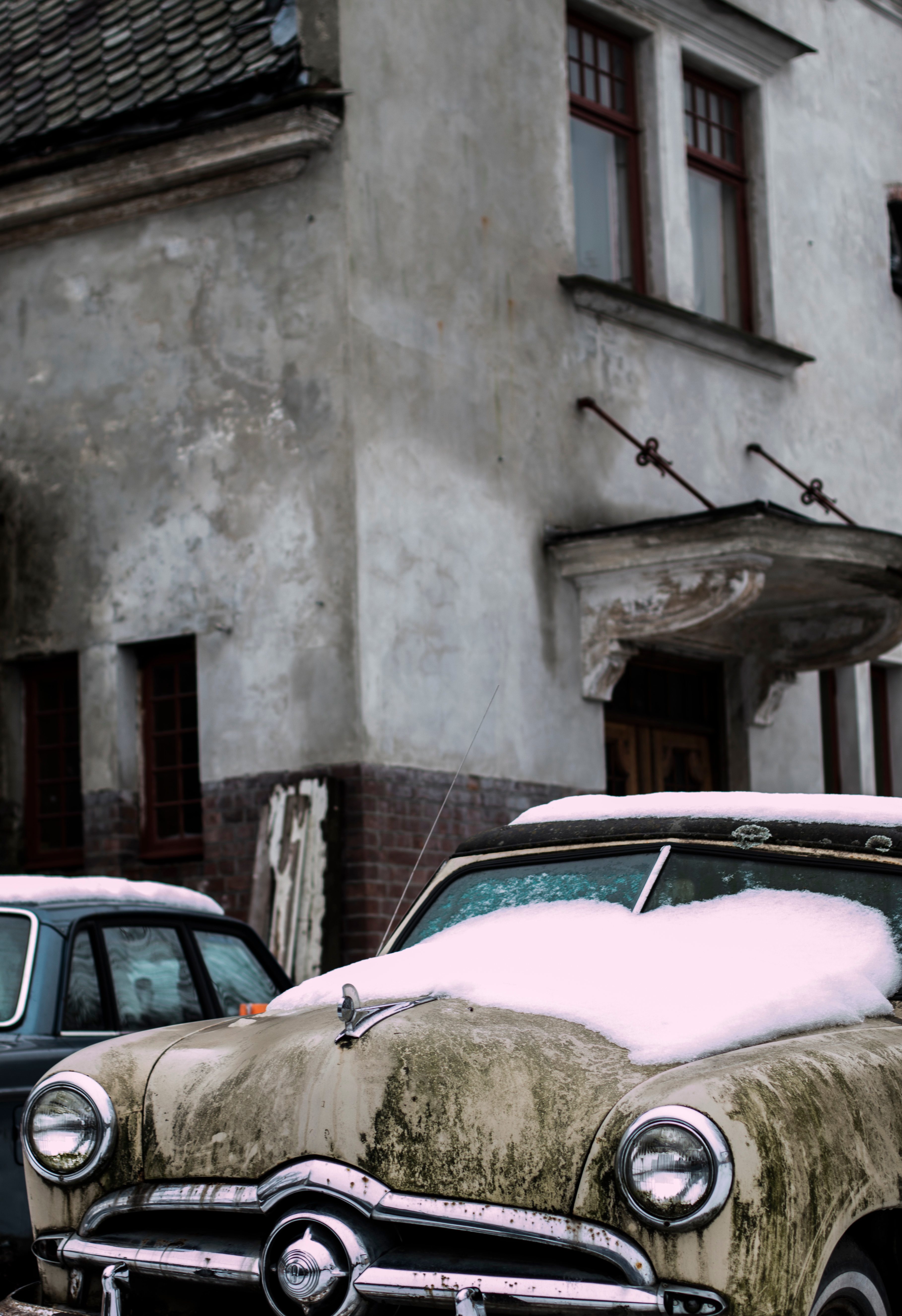Фото снег, улица, автомобиль, винтаж, ретро, окно, старый, старинный автомобиль, классический, наземный транспорт, марка автомобиля, автомобильный дизайн, роскошный автомобиль, девушки - бесплатные картинки на Fonwall