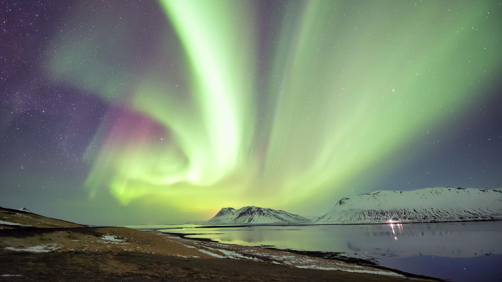 Бесплатное фото Северное сияние над озером в антарктиде