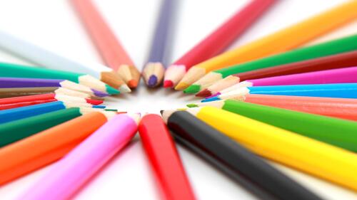 Цветные карандаши разложенные в виде солнца
