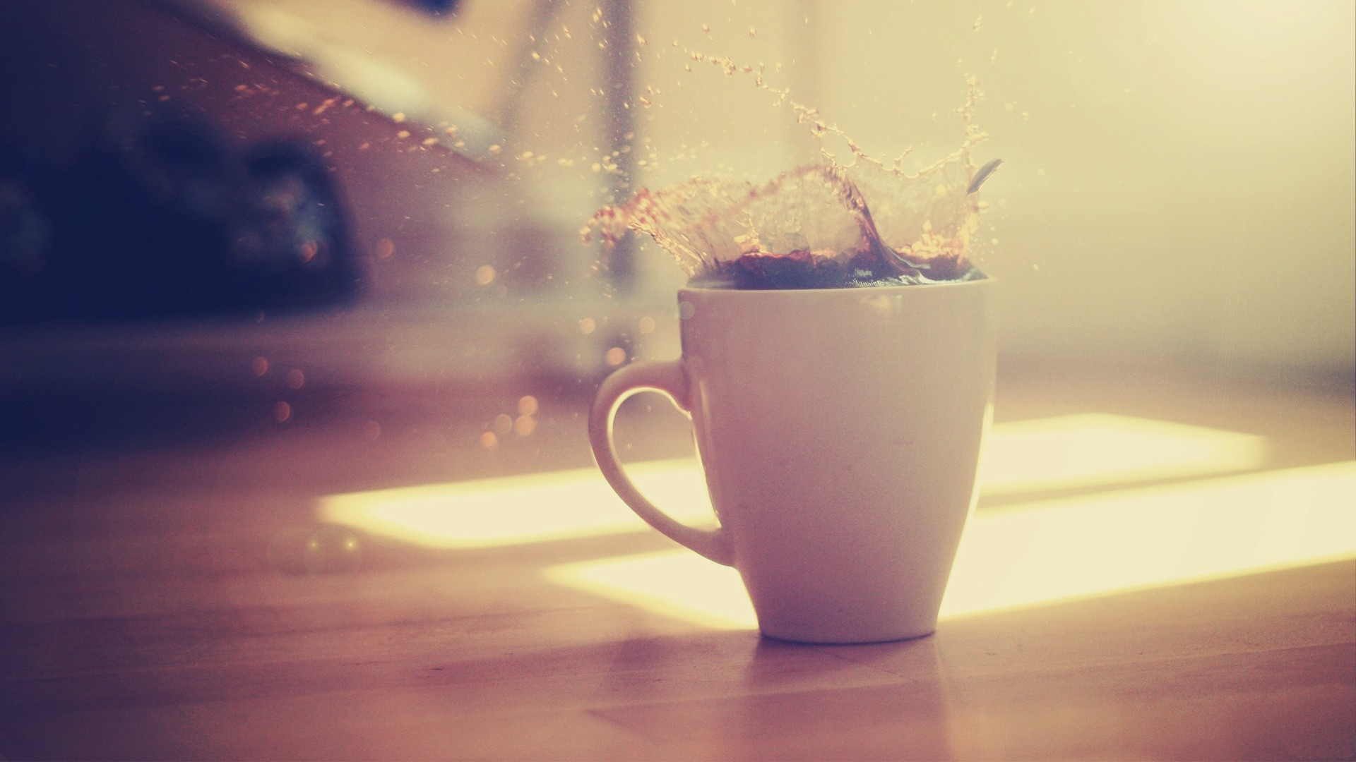 Бесплатное фото Всплеск кофе в чашке