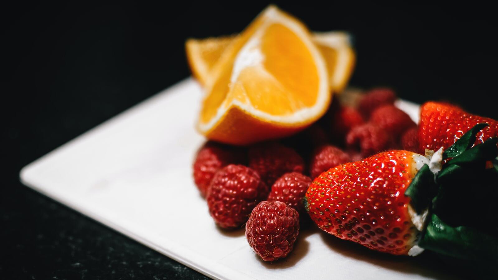 Бесплатное фото Дикие ягоды с дольками апельсина