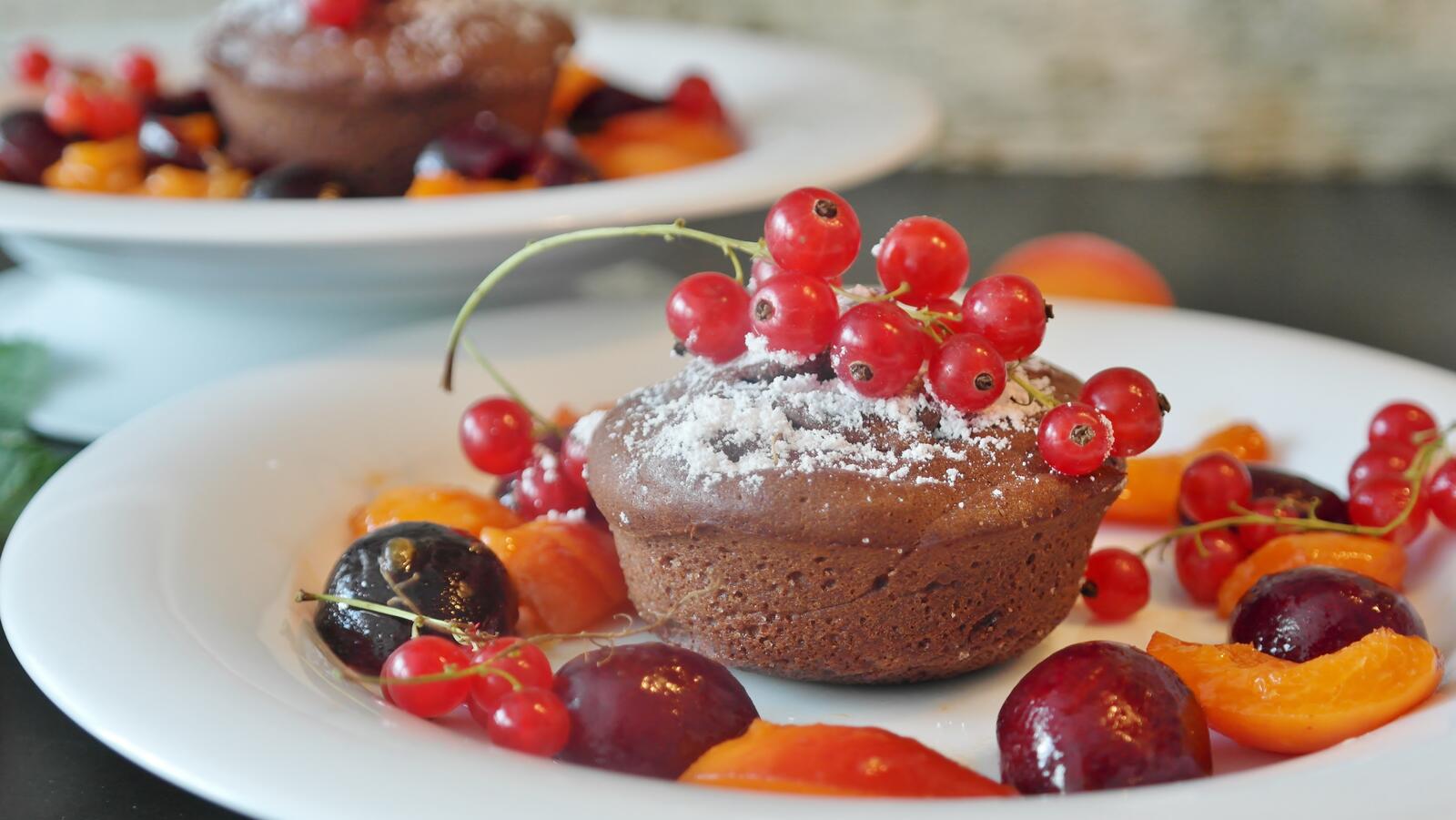Бесплатное фото Вкусный кекс с ягодами на белой тарелке